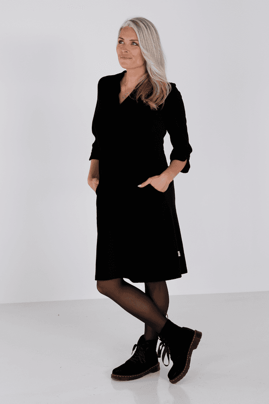 Saga svart velourklänning med fickor