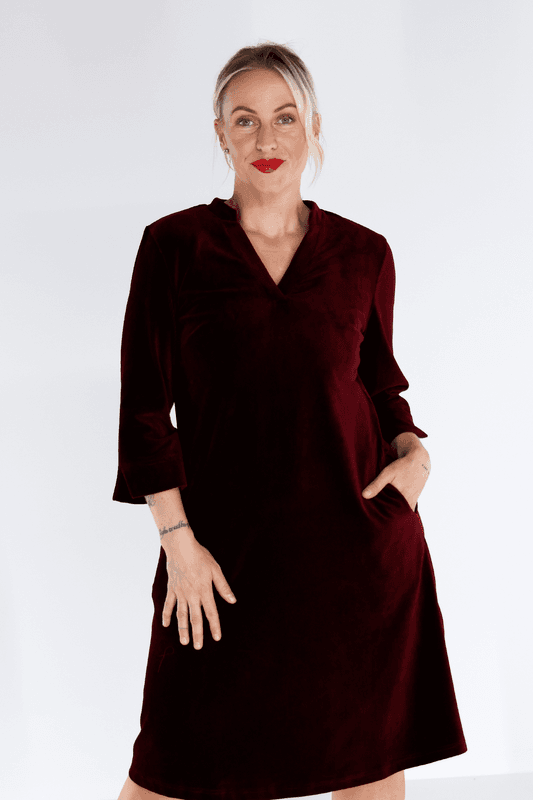 Saga vinröd velourklänning med fickor