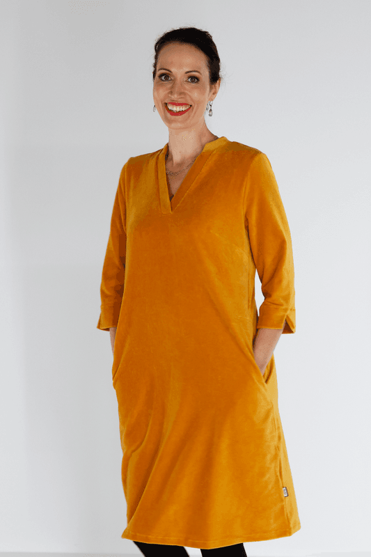 Saga ockergul velourklänning med fickor