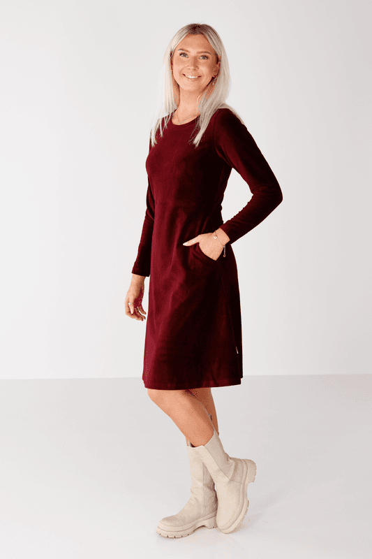 Anja basklänning i vinröd babycord