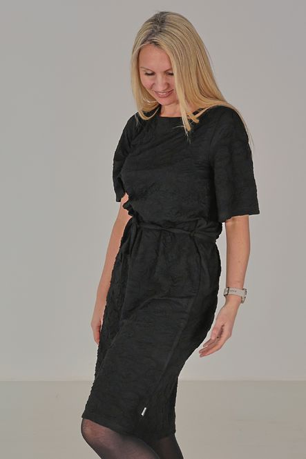 Huvudbild Helle svart klänning