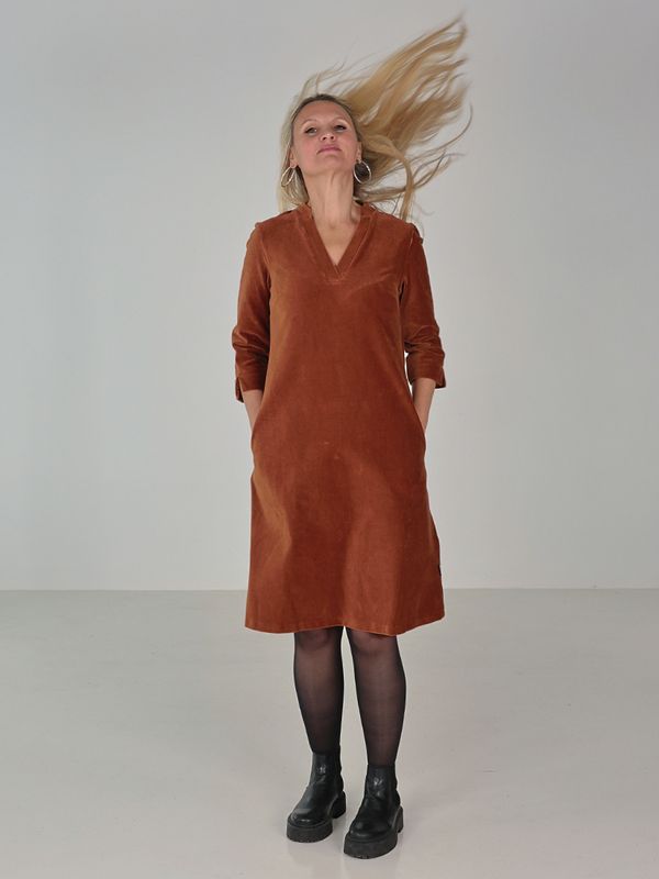 Saga nugat velourklänning med fickor