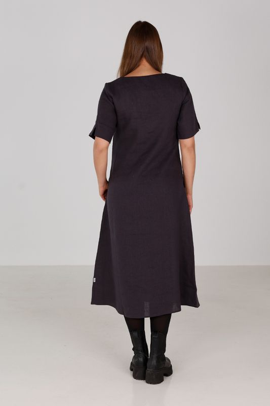 Gyda brungrå klänning i linne