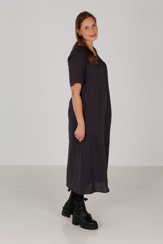 Gyda brungrå klänning i linne