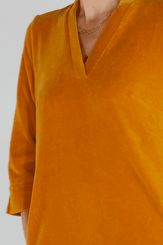 Saga ockergul velourklänning med fickor