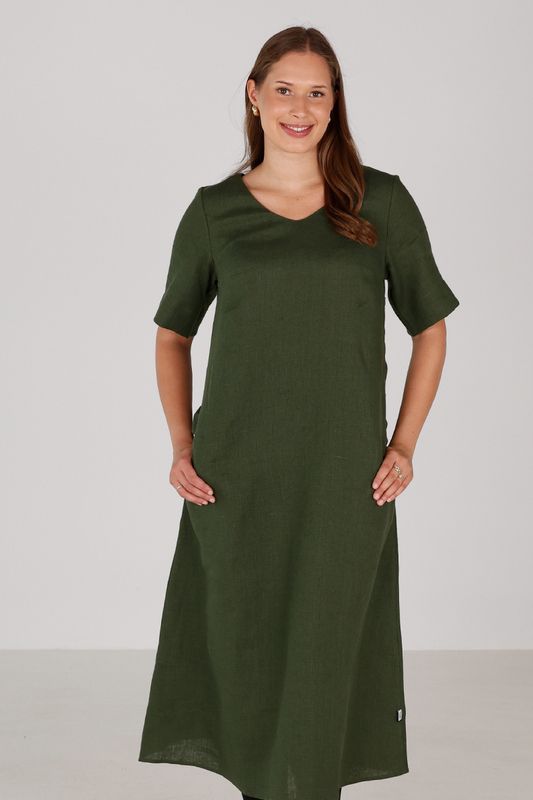 Gyda kombogrön klänning i linne