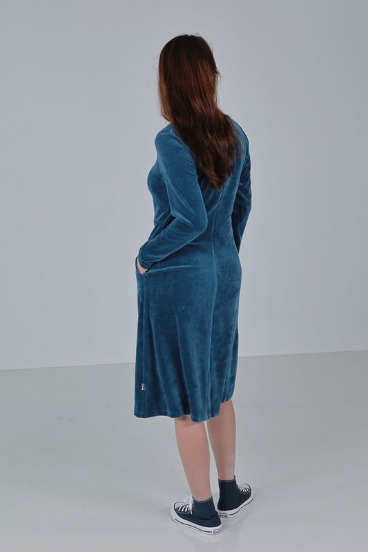 Barbro basklänning i dusty blue velour