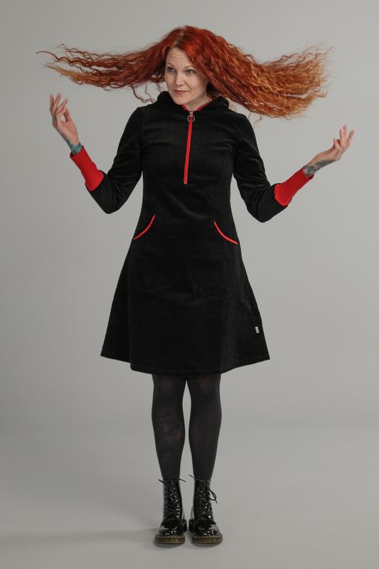 Bianca svart och röd huvklänning