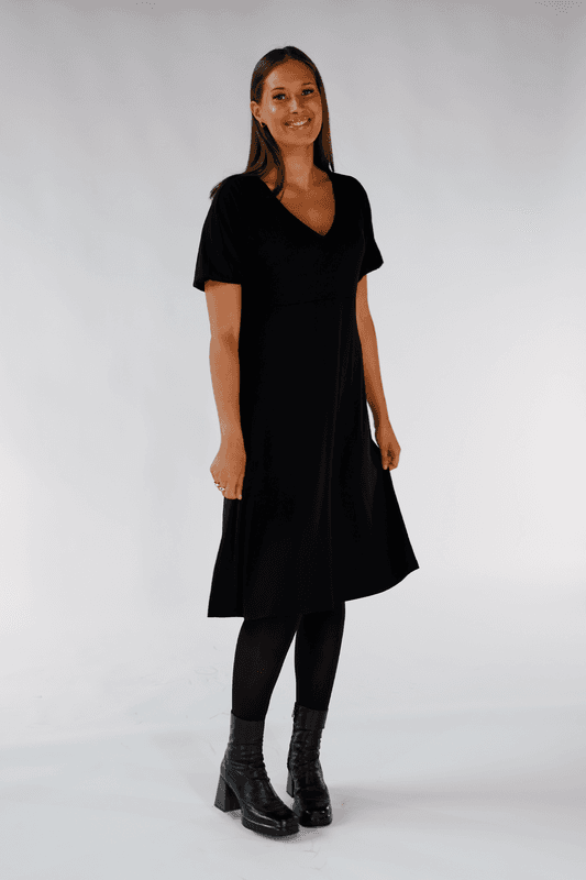 Roberta fantastisk svart basisklänning