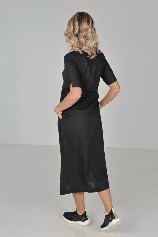 Gyda svart länkklänning