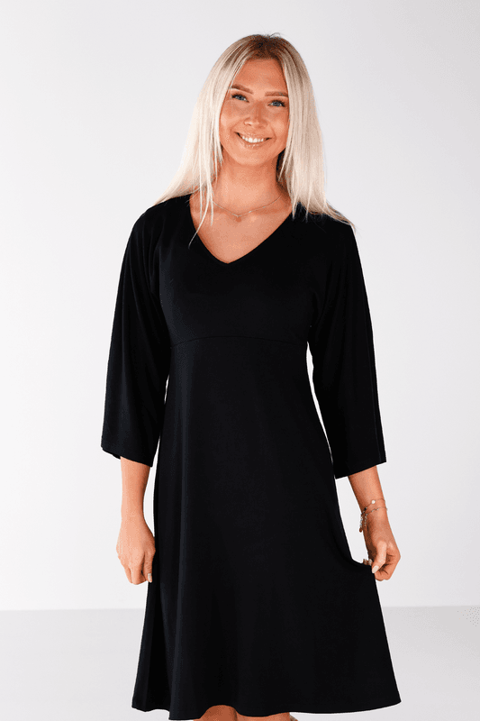 Lilja fantastisk svart basisklänning