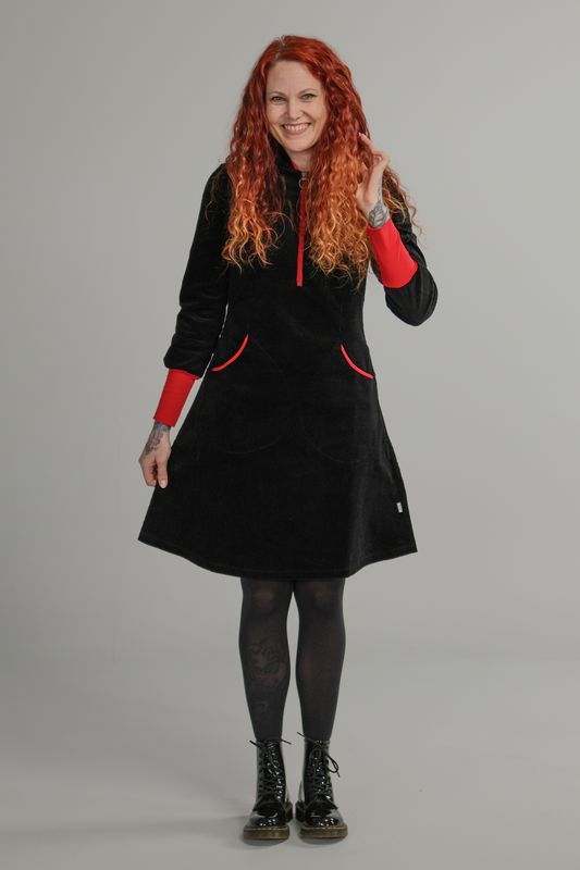 Bianca svart och röd huvklänning