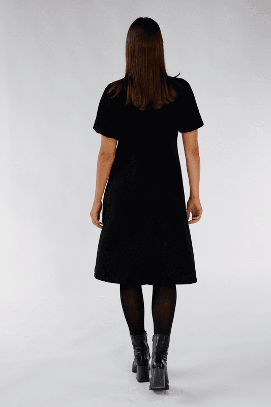 Roberta fantastisk svart basisklänning