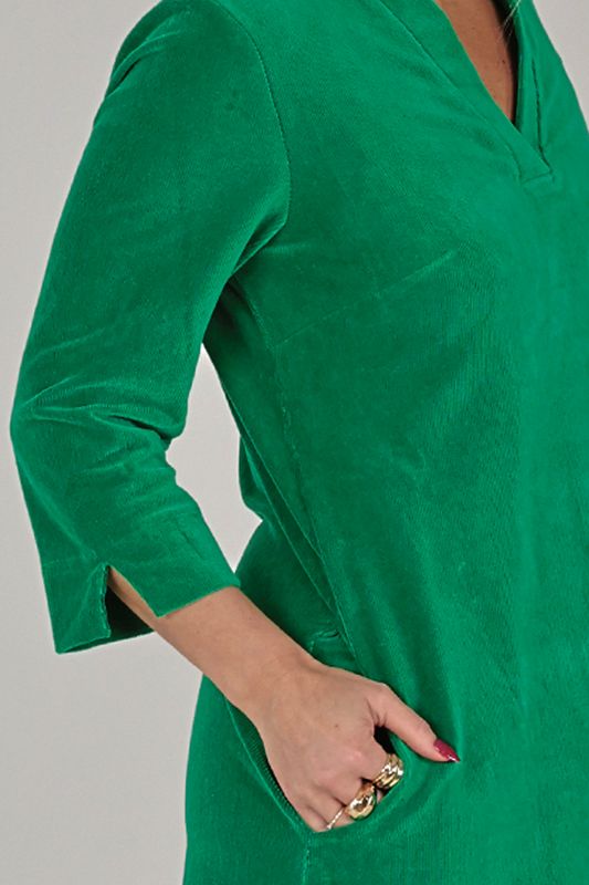 Saga grön velourklänning med fickor 