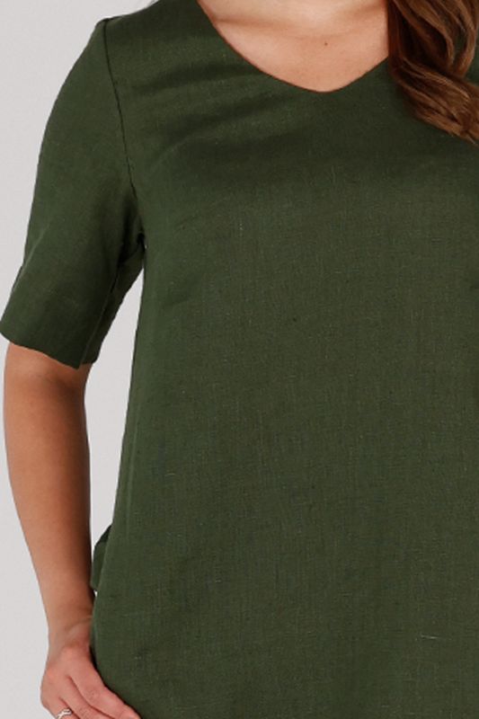 Gyda kombogrön klänning i linne